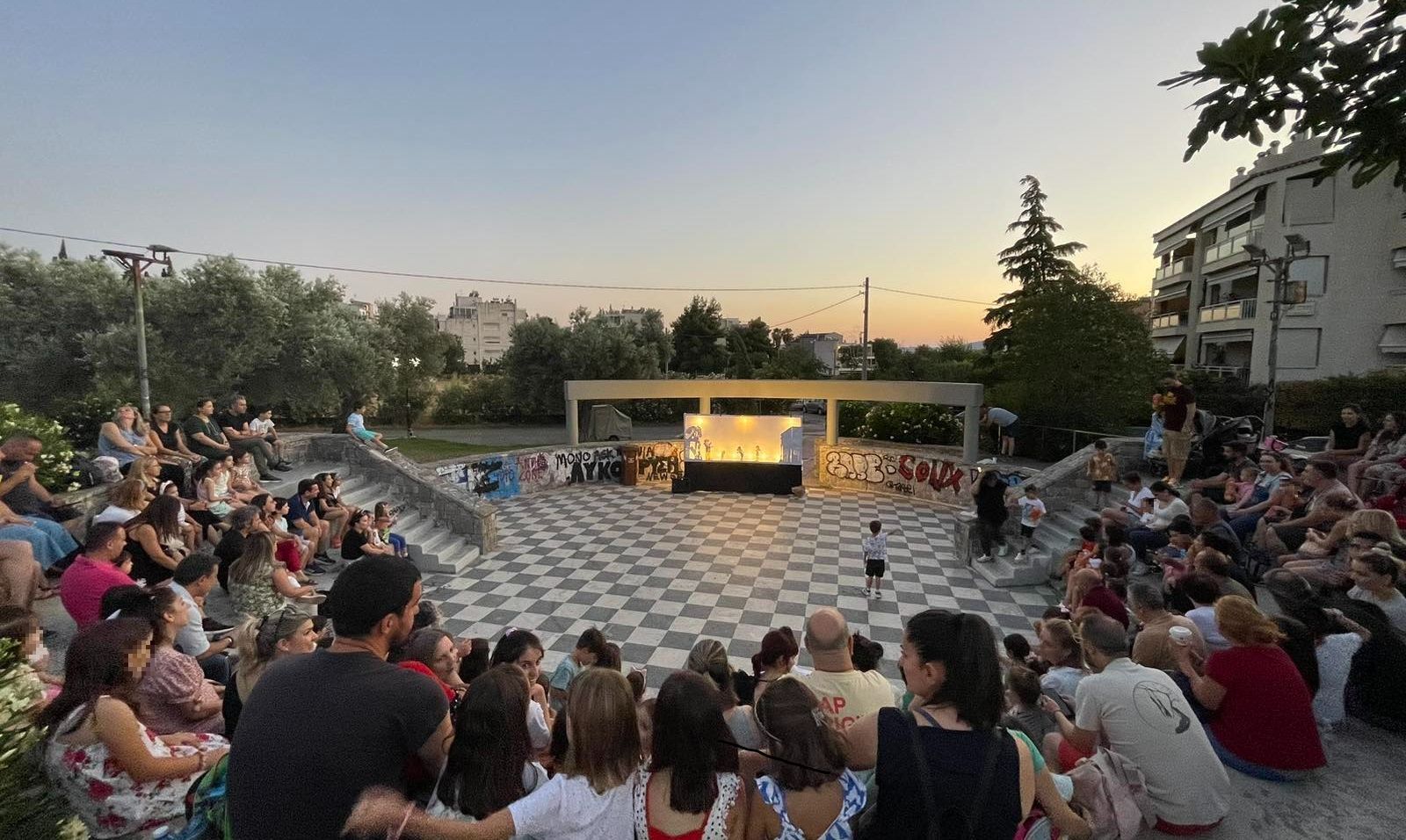 Χάρισε το γέλιο η παράσταση του Καραγκιόζη, στο κατάμεστο θεατράκι της Πλατείας Ελευθερίας