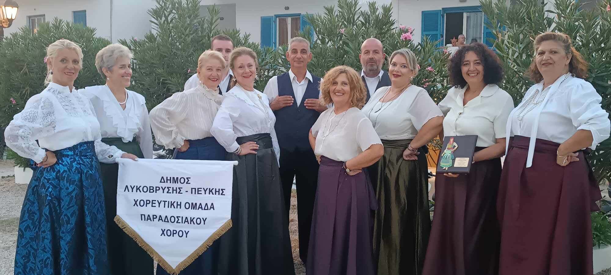 Κέρδισε το χειροκρότημα η ομάδα παραδοσιακών χορών του Δήμου Λυκόβρυσης – Πεύκης στη Σίφνο