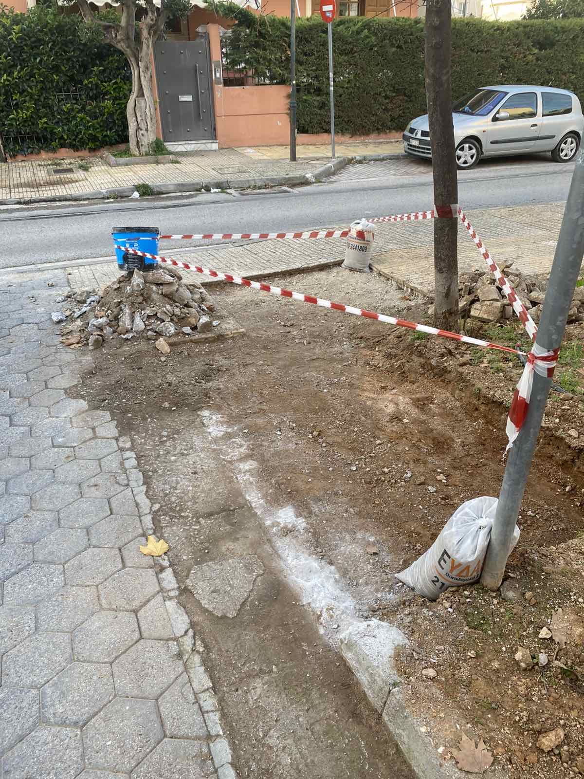 Σε εξέλιξη οι εργασίες επισκευής πεζοδρομίου στην οδό Λ. Καραγιάννη στη Λυκόβρυση