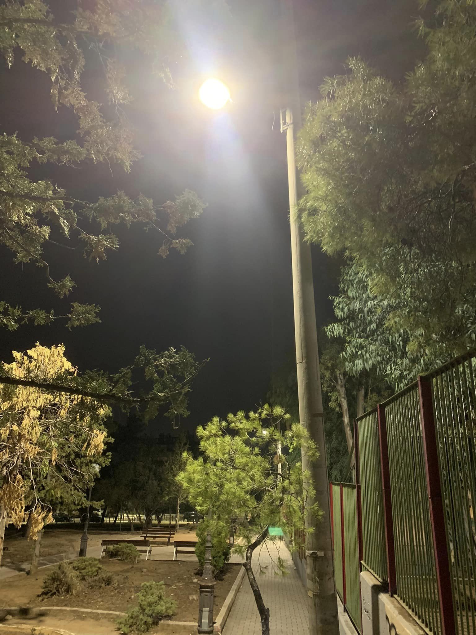Τοποθετήθηκε σύγχρονος φωτισμός LED στην οδό Καλύμνου στην Κάτω Πεύκη και μεταλλικοί στύλοι για να μην εισέρχονται οχήματα στο δάσος Μορέλλα 