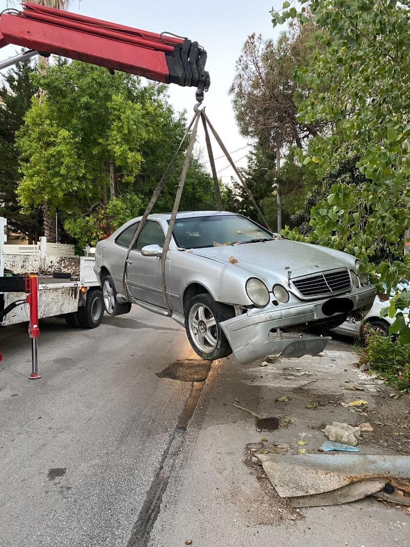 Εγκαταλελειμμένα αυτοκίνητα απομακρύνθηκαν από τους δρόμους του Δήμου Λυκόβρυσης – Πεύκης