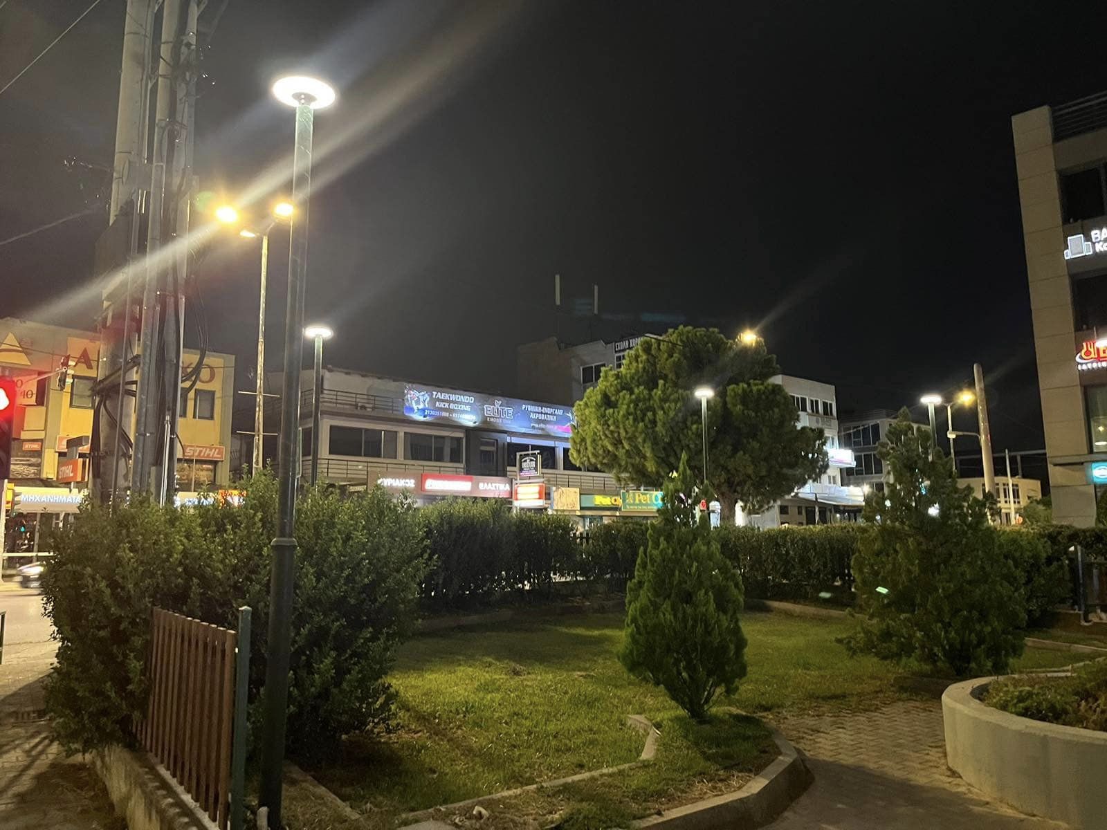 Φωτίστηκε ξανά μετά από χρόνια και μάλιστα με ηλιακή ενέργεια η πλατεία «Κυρμιζά» στη Λεωφόρο Ειρήνης 