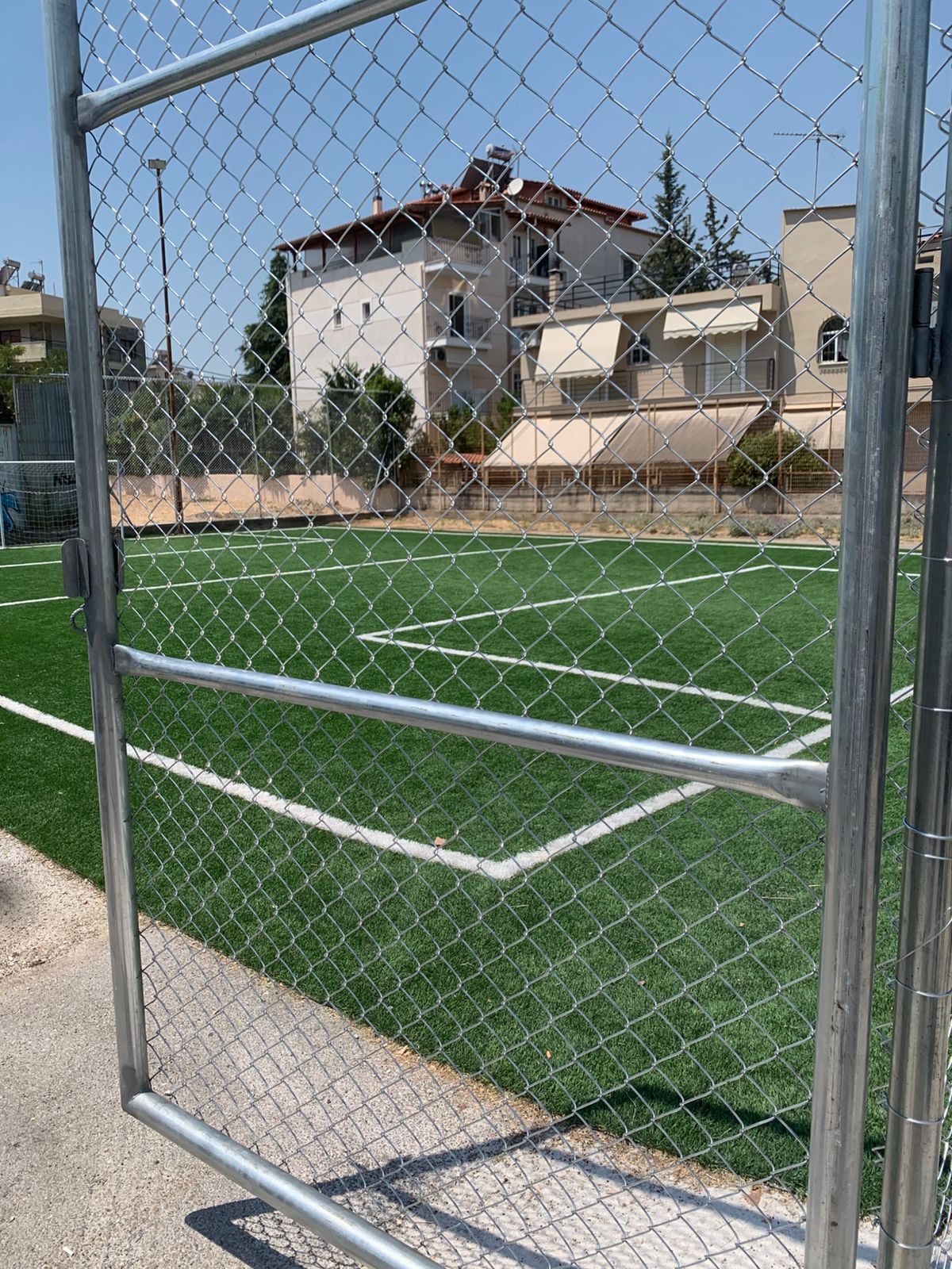 Παραδόθηκε η περίφραξη στο γήπεδο 5Χ5 επί της οδού Β. Ηπείρου, στη Λυκόβρυση