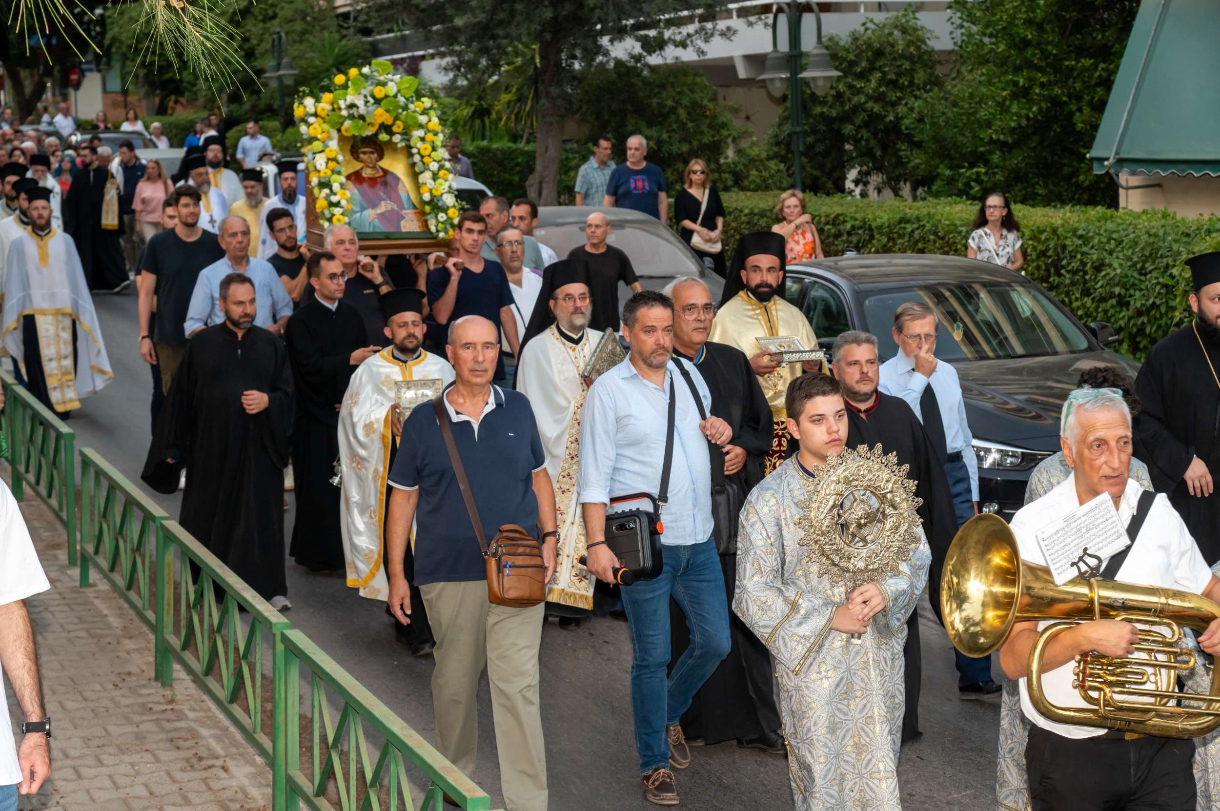 Με μεγαλοπρέπεια τιμήθηκε η μνήμη του Πολιούχου της Πεύκης Αγίου Παντελεήμονα