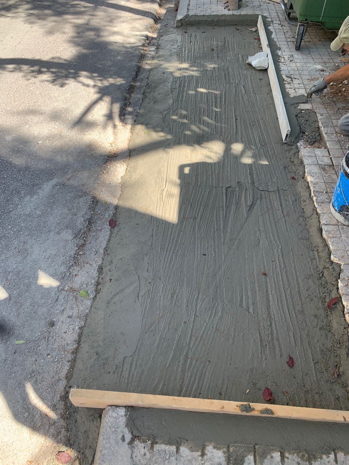 Κατασκευή νέων θέσεων κάδων στην οδό Βόλου, στην Πεύκη