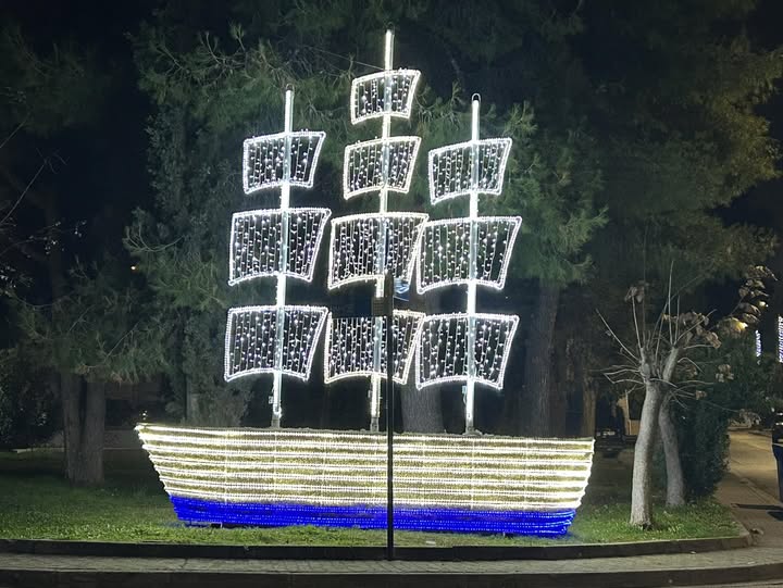 Χριστουγεννιάτικος φωτισμός στο Ηλιακό Χωριό