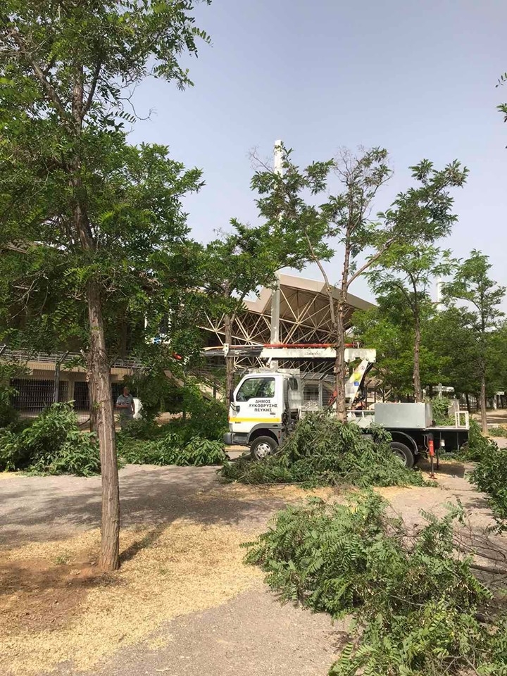 Συνεργεία του Δήμου συμμετείχαν στην αποψίλωση στον χώρο του ΟΑΚΑ