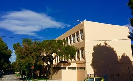 Ξεκινούν τα έργα ανάπλασης αθλητικών εγκαταστάσεων στον προαύλιο χώρο του 1ου Γυμνασίου Πεύκης