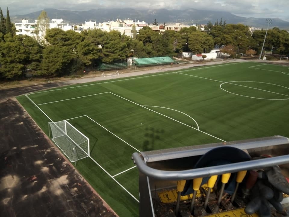 Ολοκληρώνονται οι εργασίες στο Δημοτικό Στάδιο Πεύκης με την αντικατάσταση του ταρτάν
