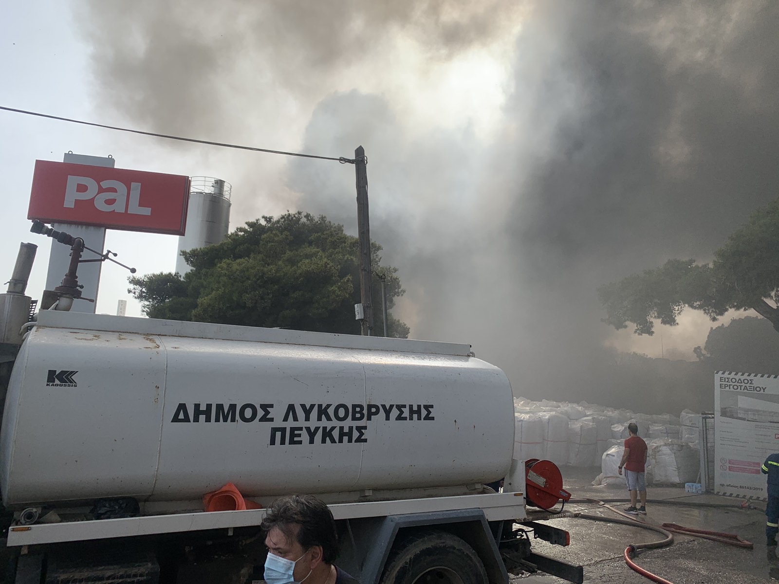 Τα συνεργεία του Δήμου Λυκόβρυσης – Πεύκης στις προσπάθειες κατάσβεσης της μεγάλης πυρκαγιάς στην Κηφισιά