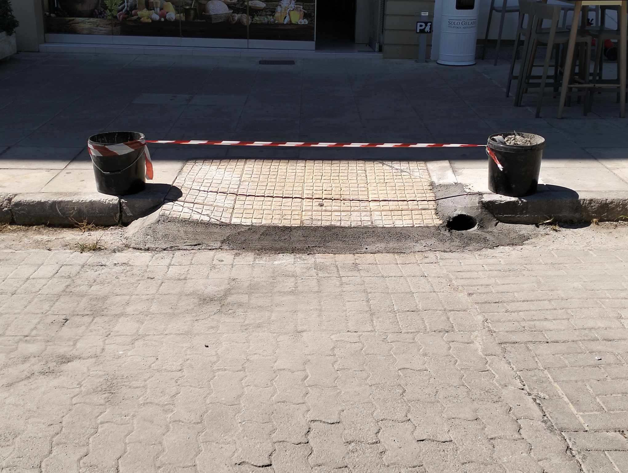 Ράμπα για ΑμεΑ στην Πλατεία Σοφούλη κατασκεύασε ο Δήμος Λυκόβρυσης – Πεύκης 