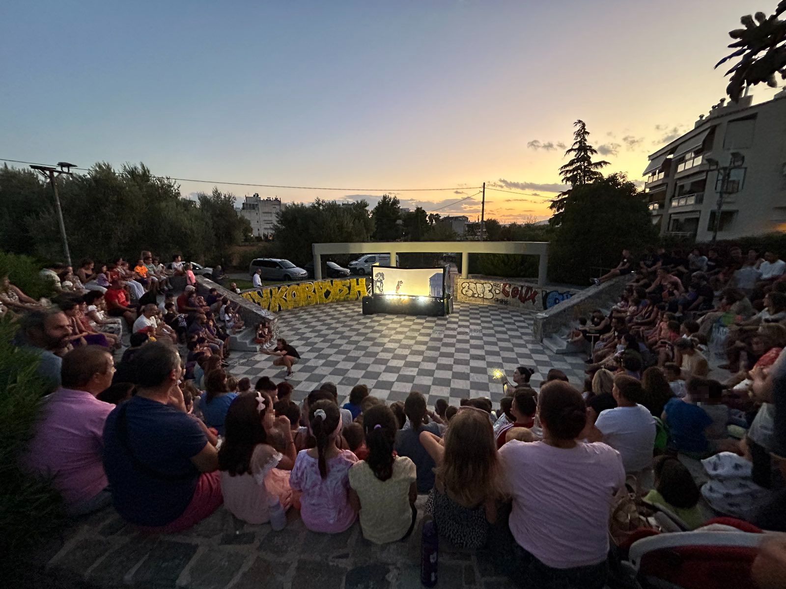 Γέμισε χαμόγελα η πλατεία Ελευθερίας στη Λυκόβρυση με την παράσταση του θεάτρου σκιών στο πλαίσιο του Πολιτιστικού Σεπτέμβρη 